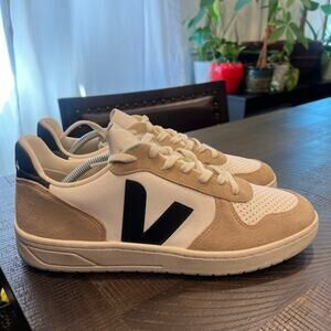 Veja men v 10 low top sneakers white Sahara and black size 11.5 men